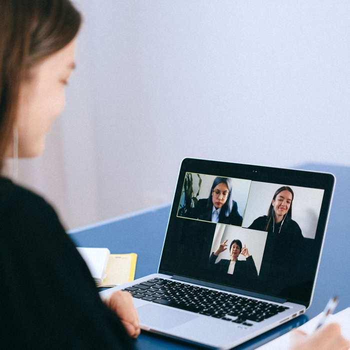 Eine Frau vor ihrem Laptop bei einer Videokonferenz mit Microsoft Teams.