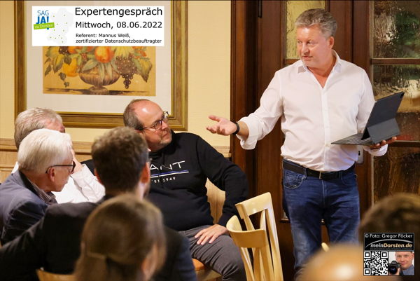 Unternehmer bei einem Expertengespräch über Datenchutz.