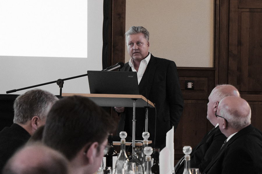 Mannus Weiss bei einem Vortrag im Senatsclub Bonn.
