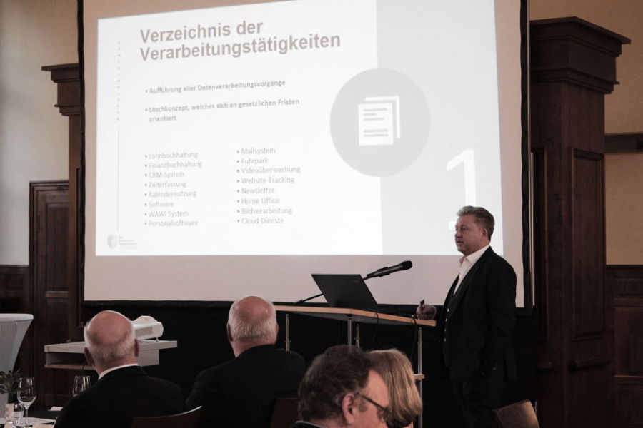 Mannus Weiss bei einem Vortrag über Datenschutz, mit dem Schwerpunkt Verzeichnis der Verarbeitungstätigkeiten.
