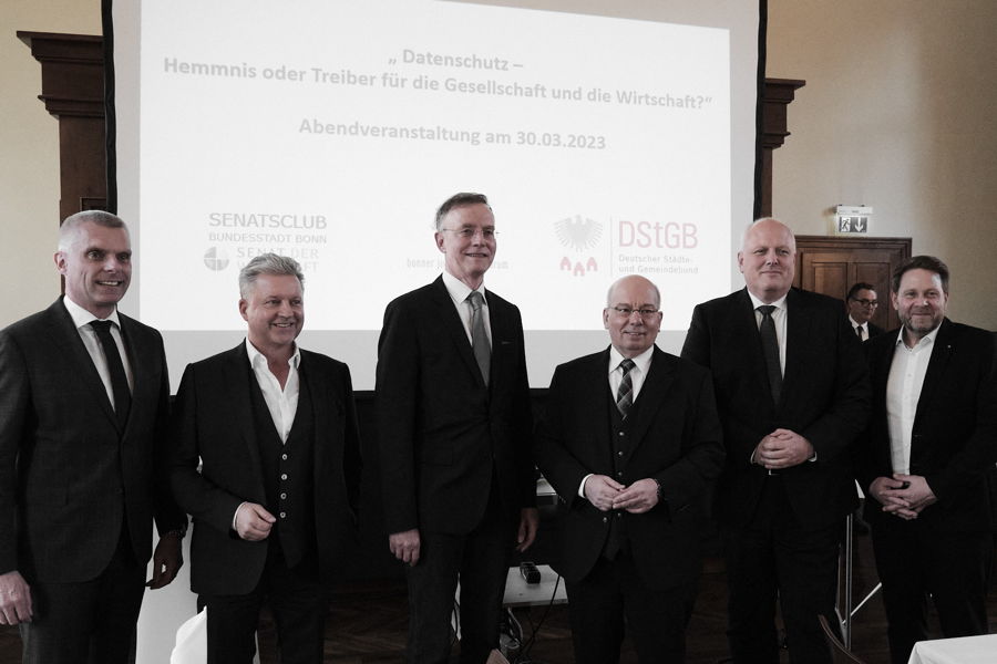 Gruppenfoto im Senatsclub Bonn: Bernd Düsterdiek, Mannus Weiß, Dr. Gerd Landsberg, Rainer Wendt, Prof. Dr. Ulrich Kelber, Dirk Vögeli.