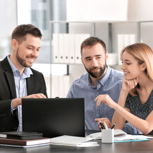 Eine junge Frau und ein junger mann sprechen mit ihrem Steuerberater, der vor einem geöffneten Laptop sitzt. Branchen wie Steuerberater und Wirtschaftsprüfer benötigen einen sicheren Datenschutz.